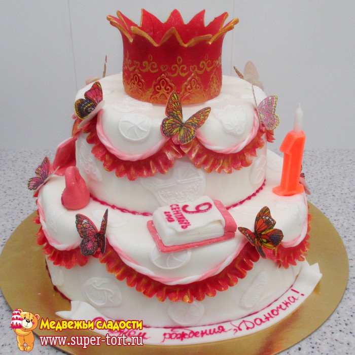 Двухъярусный торт с короной и бабочками